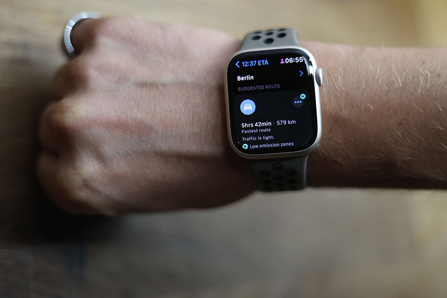Man sieht die Navigationsfunktionen auf der Apple Watch 8.